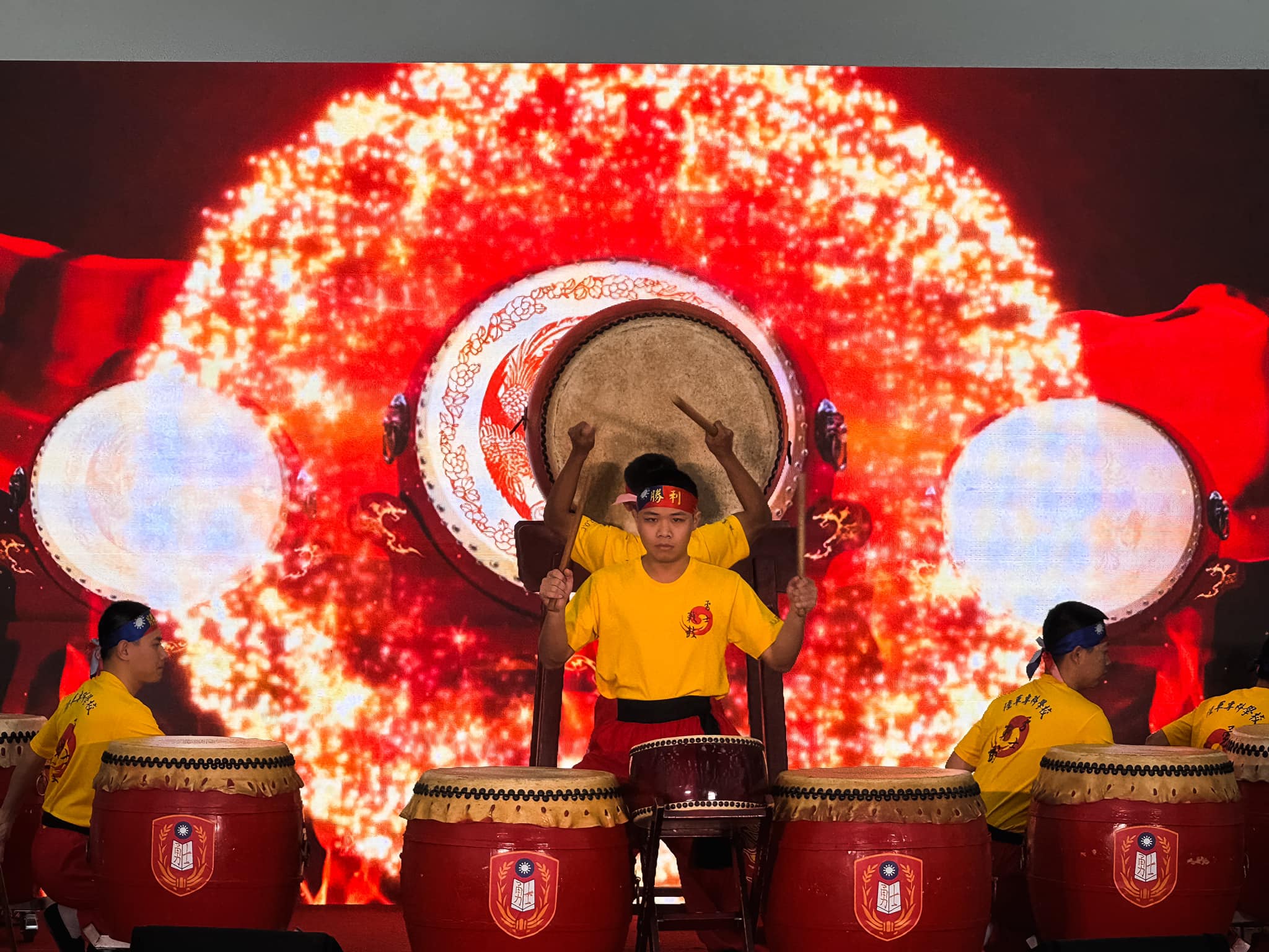 Our school’s Warrior Drum Team was recently invited to perform at the inauguration ceremony of Taoyuan City Youth Corps’ Taoyang Hall. With their powerful drumming, they showcased an indomitable